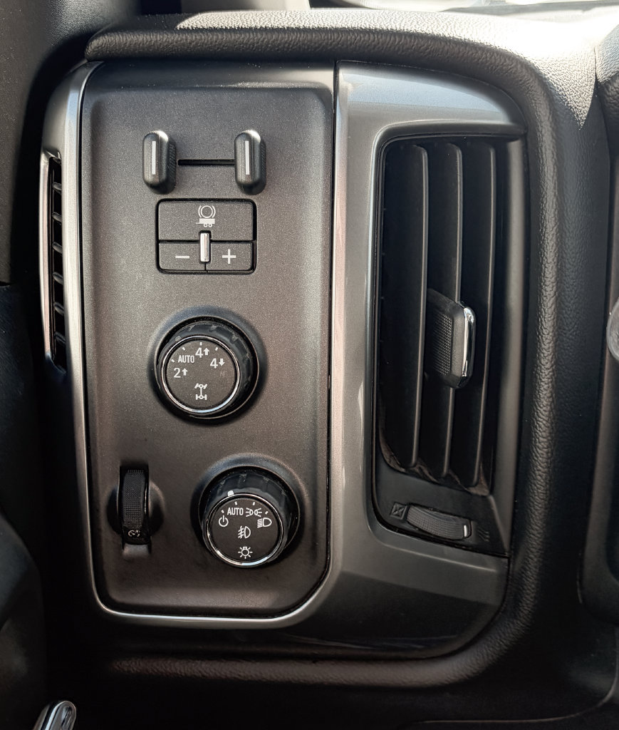 Used 2016 Chevrolet Silverado 1500 LT w/ Midnight Edition AWD/4WD image 6