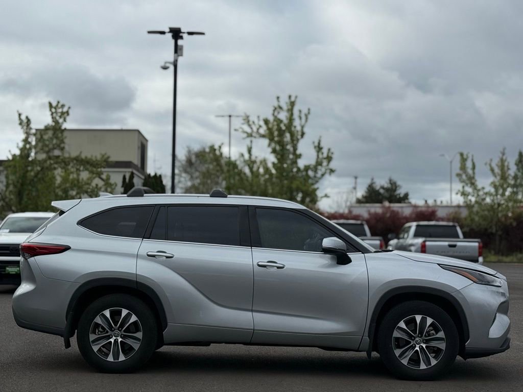 Used 2022 Toyota Highlander XLE image 6