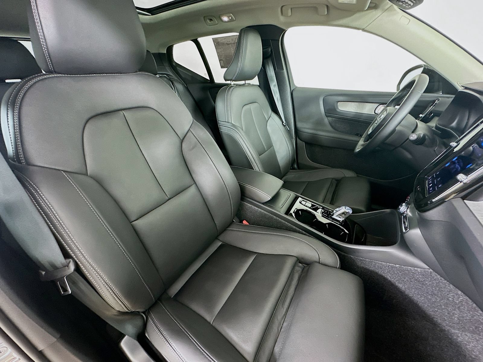 Used 2026 Volvo XC40 B5 Plus w/ Protection Package Premier AWD/4WD image 48