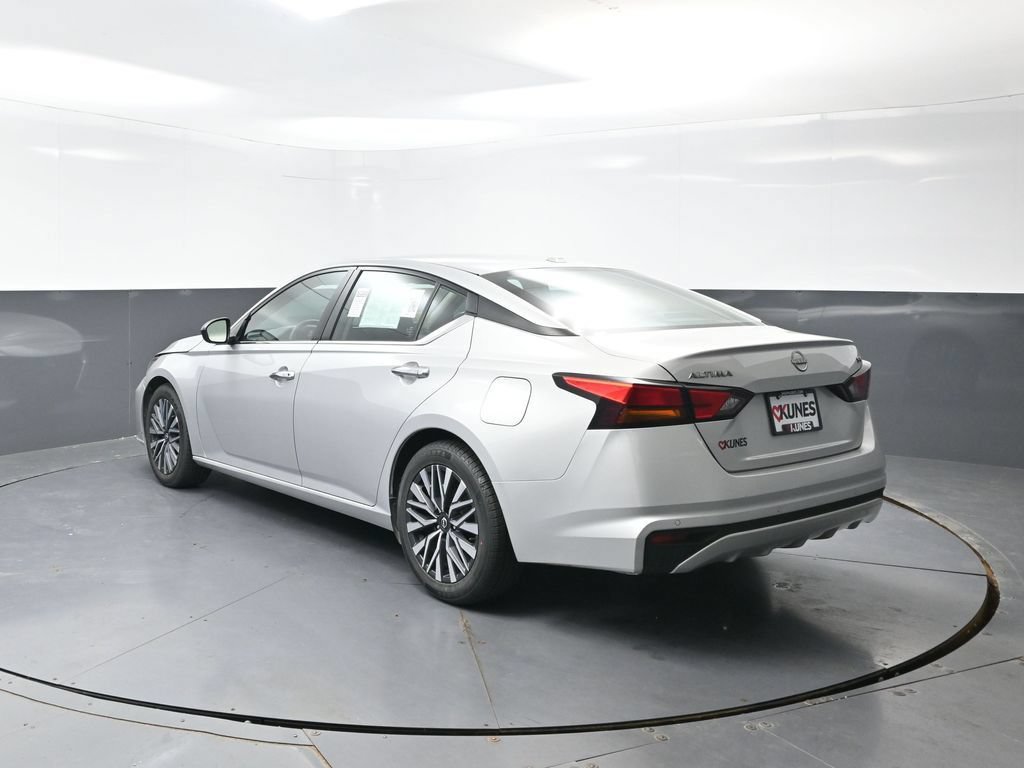 Used 2024 Nissan Altima 2.5 SV FWD image 11