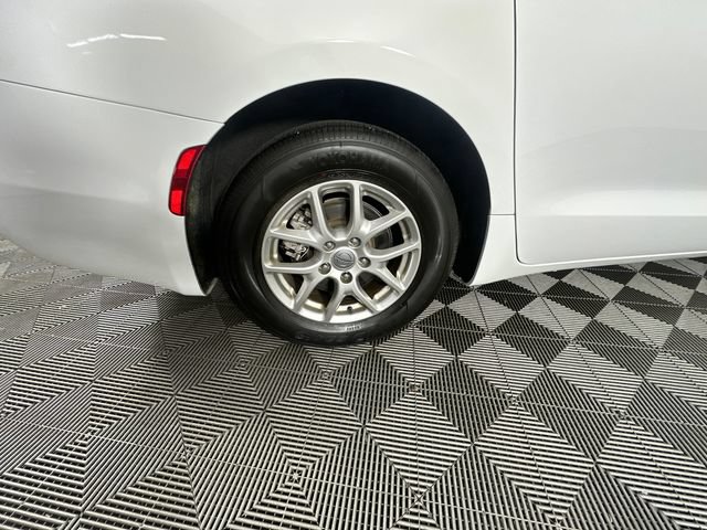 Used 2024 Chrysler Pacifica Touring-L FWD image 8