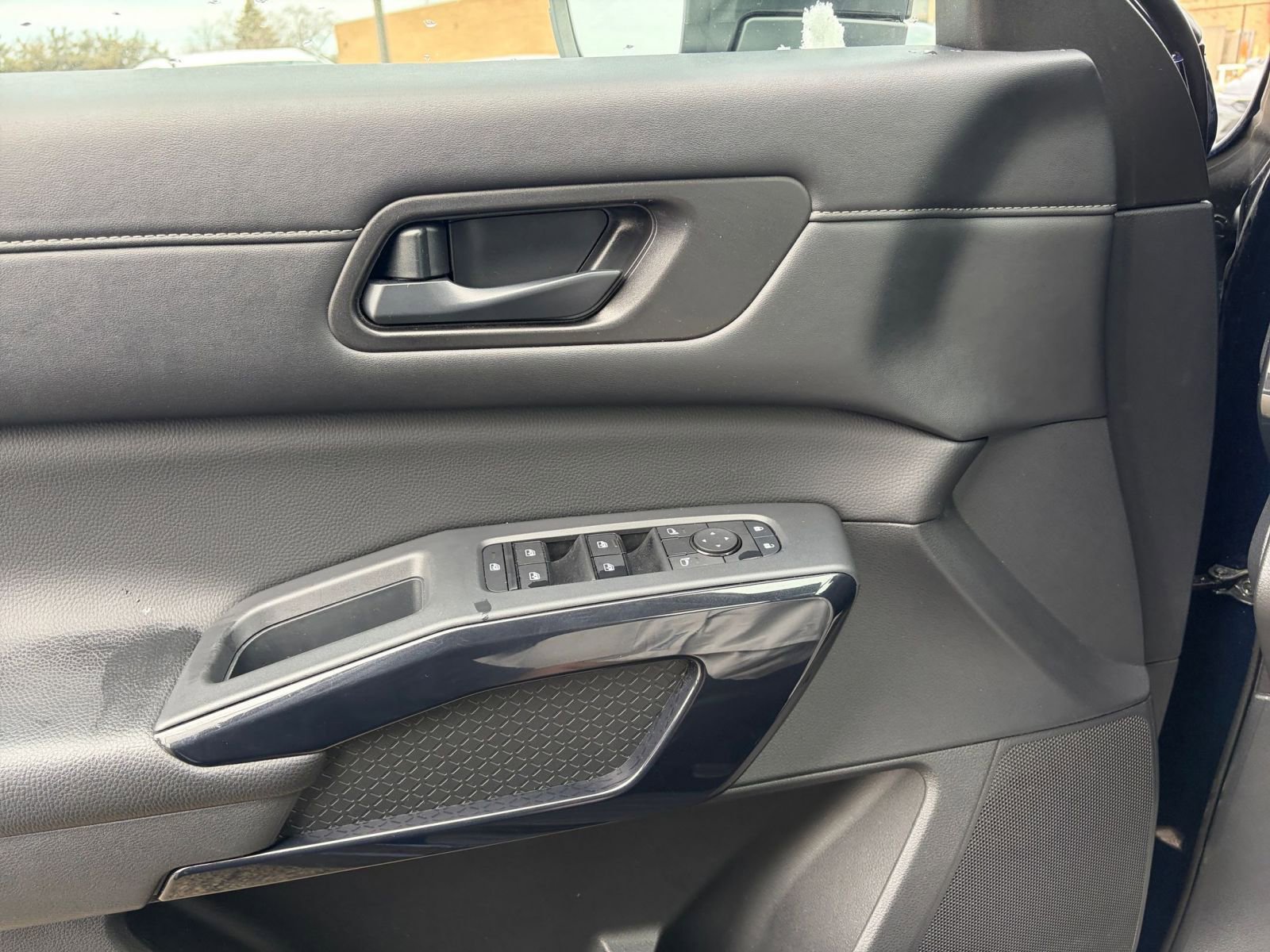 Used 2025 Nissan Pathfinder SV image 18