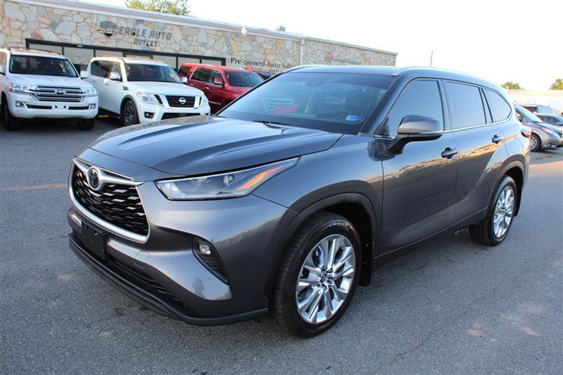 Used 2021 Toyota Highlander XLE AWD/4WD image 3