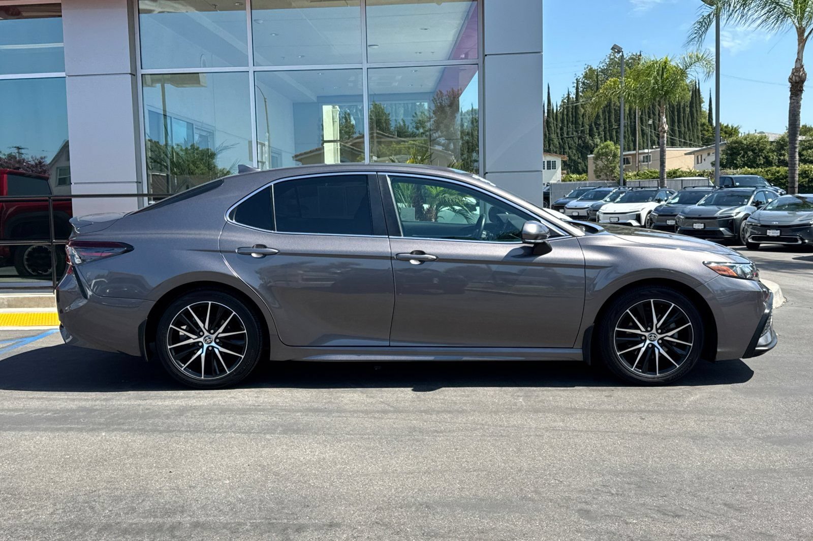 Certified 2022 Toyota Camry SE FWD image 4