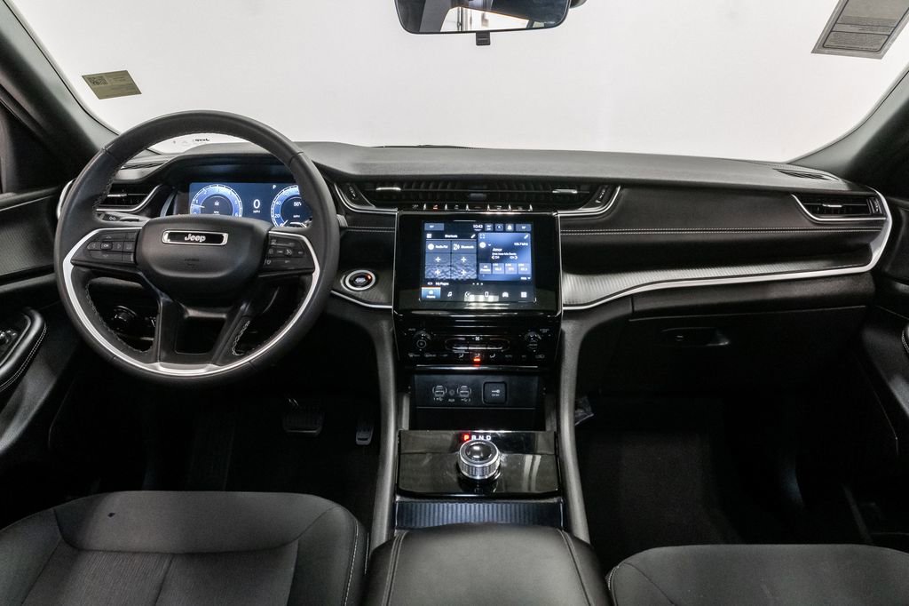 Used 2025 Jeep Grand Cherokee L Laredo image 14