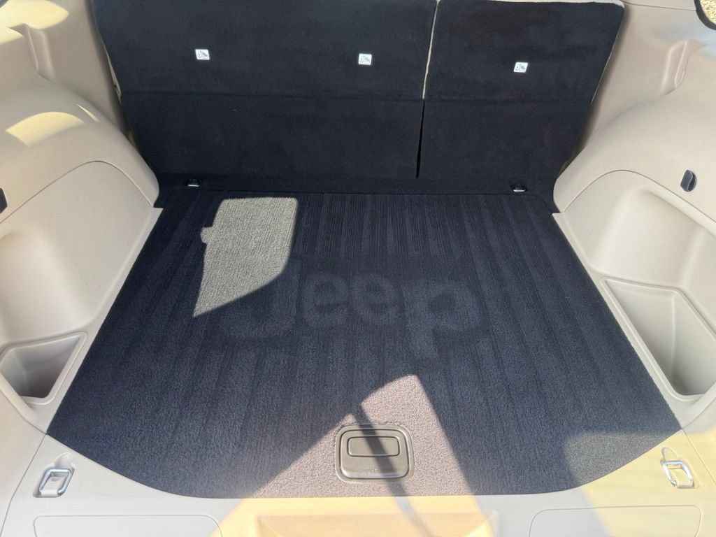 Certified 2022 Jeep Grand Cherokee Laredo E AWD/4WD image 42