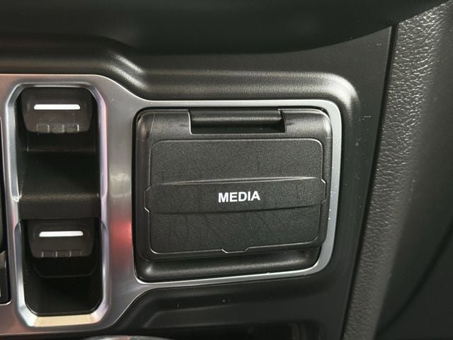 Used 2021 Jeep Wrangler Unlimited Sahara AWD/4WD image 23