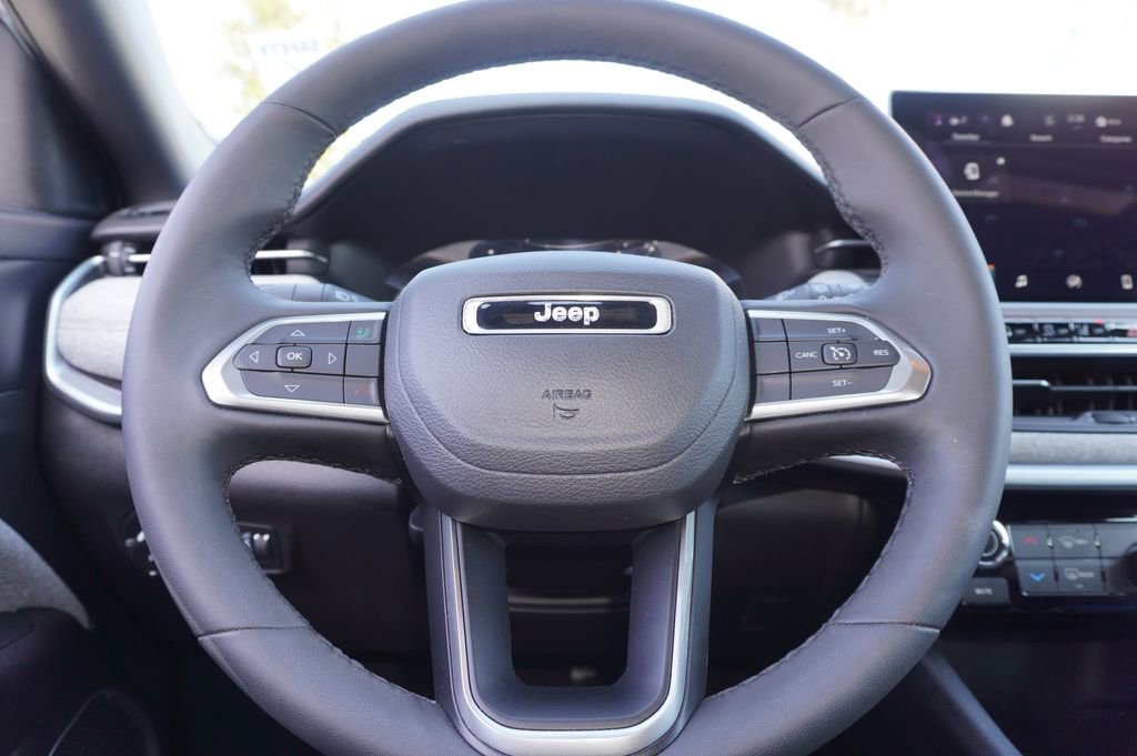 Used 2023 Jeep Compass Latitude image 21
