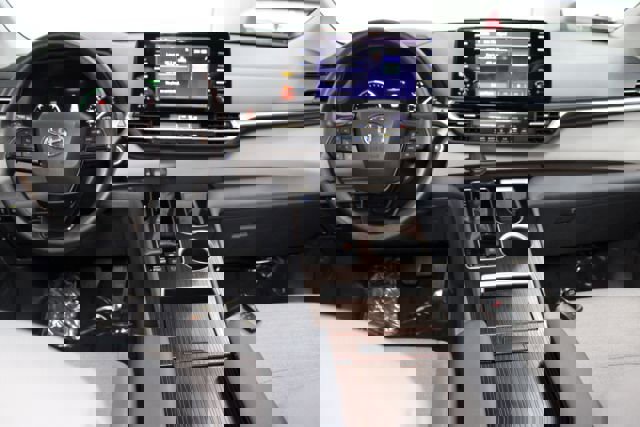 Used 2024 Toyota Sienna LE image 2