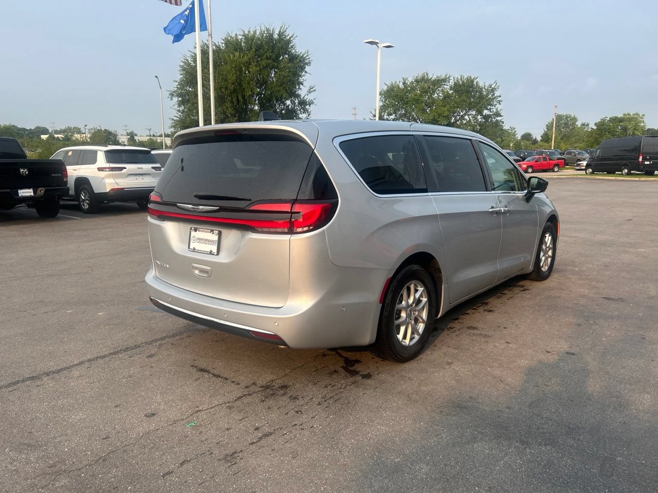Used 2024 Chrysler Pacifica Touring-L w/ Uconnect Theater Family Group FWD image 3