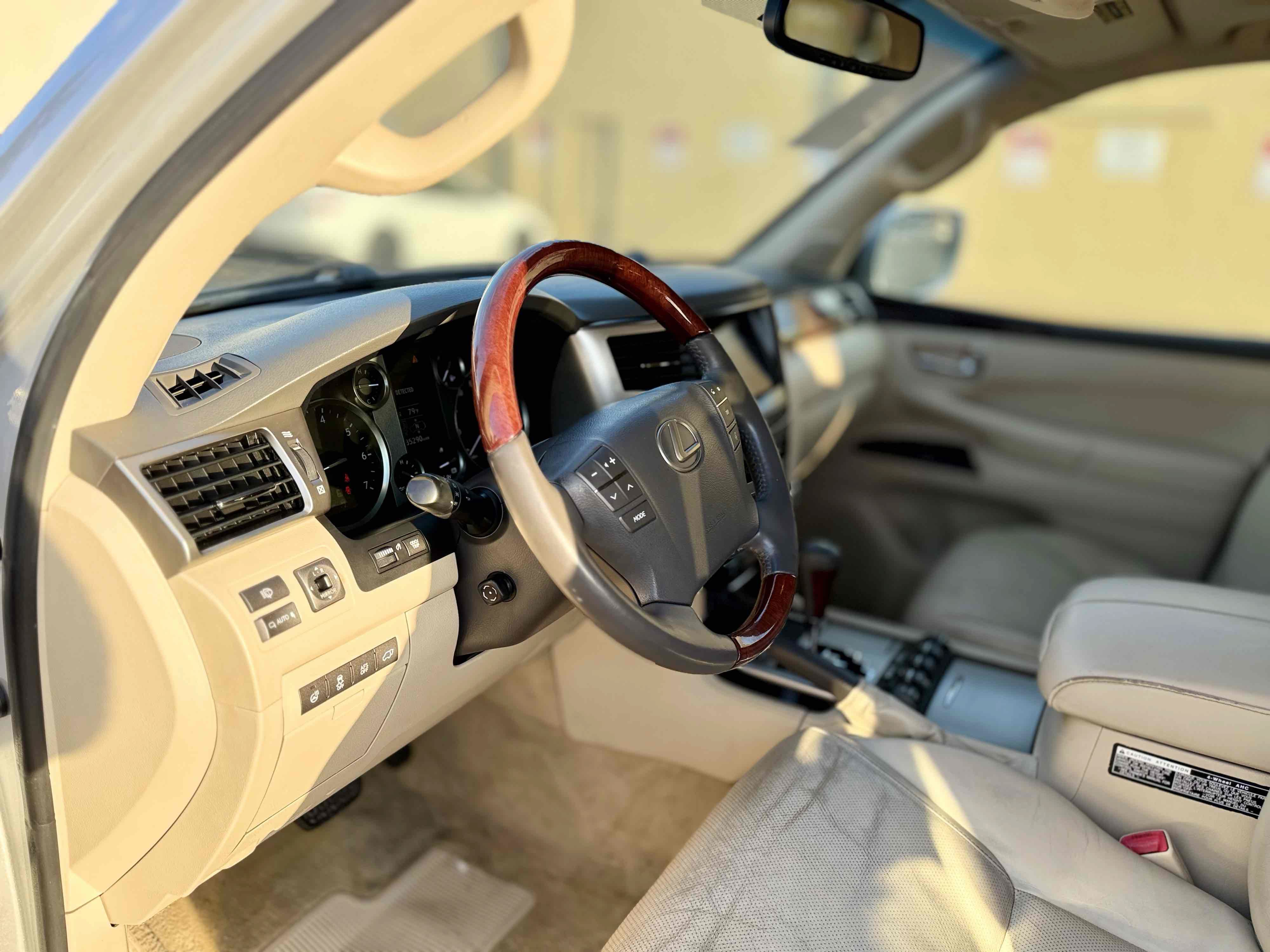 Used 2013 Lexus LX 570 4WD w/ Luxury Pkg image 29