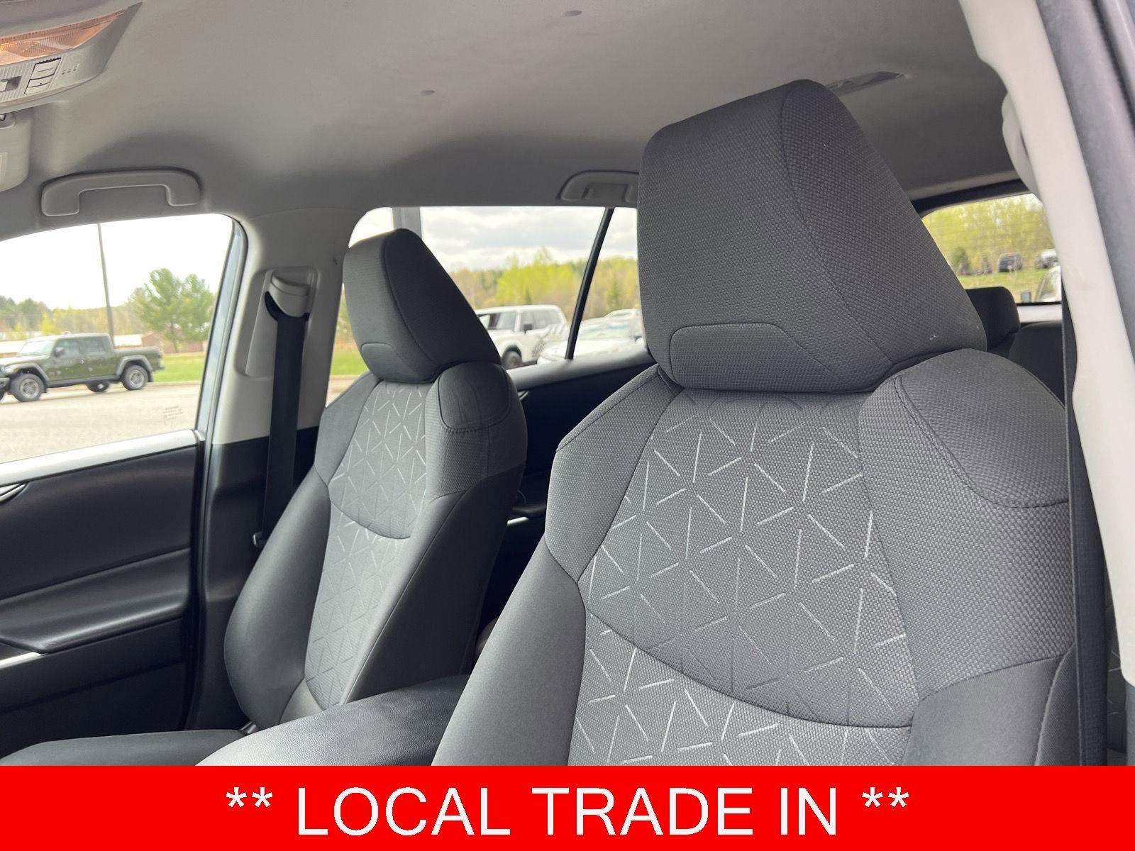 Used 2021 Toyota RAV4 XLE AWD/4WD image 2