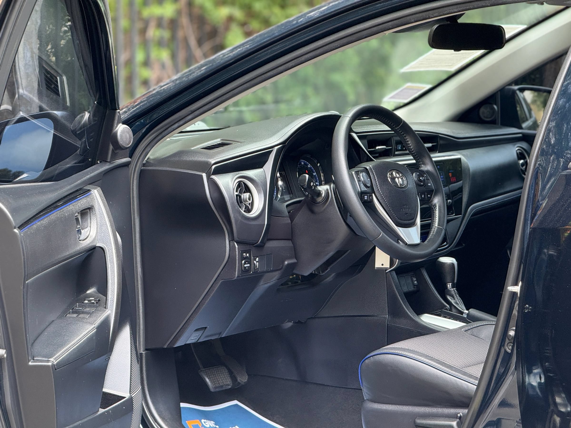 Used 2019 Toyota Corolla SE w/ Carpet Mat Package (TMS) FWD image 9