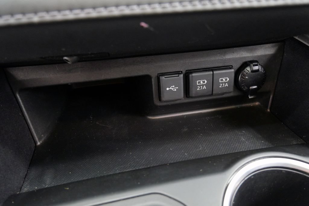 Used 2021 Toyota Highlander XLE AWD/4WD image 30