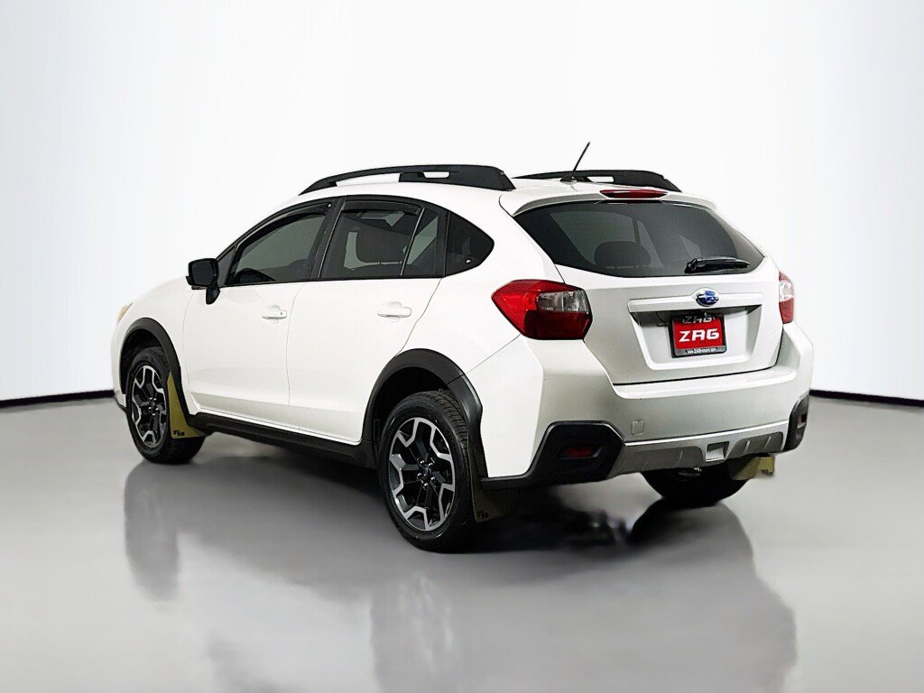Used 2017 Subaru Crosstrek 2.0i Premium image 3