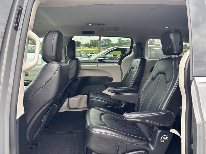 Used 2023 Chrysler Pacifica Touring-L FWD image 10