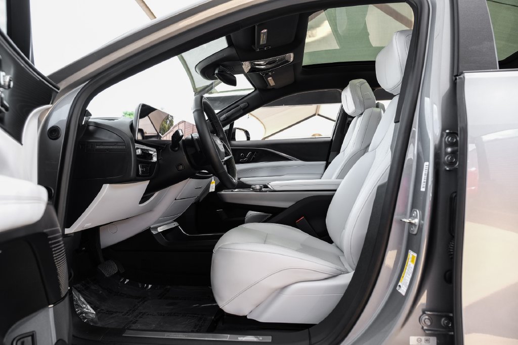Used 2024 Cadillac Lyriq Luxury w/ LPO, Floor Liner Package RWD image 3