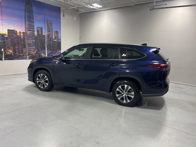 Used 2023 Toyota Highlander XLE image 4