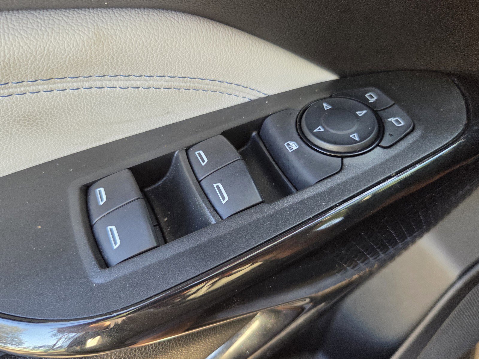 Used 2025 Chevrolet Trax LT w/ LT Convenience Package FWD image 37