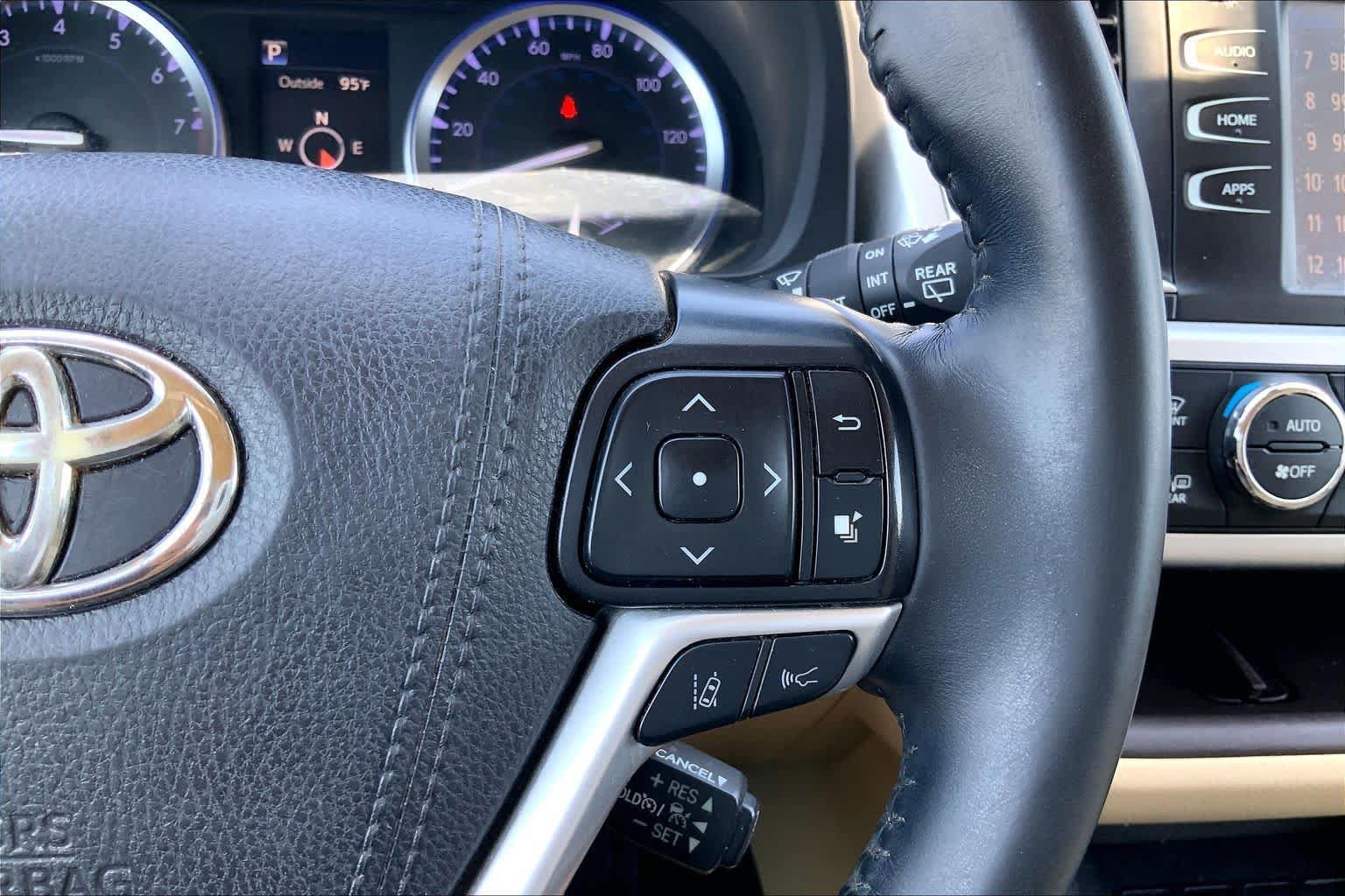 Used 2019 Toyota Highlander XLE FWD image 24