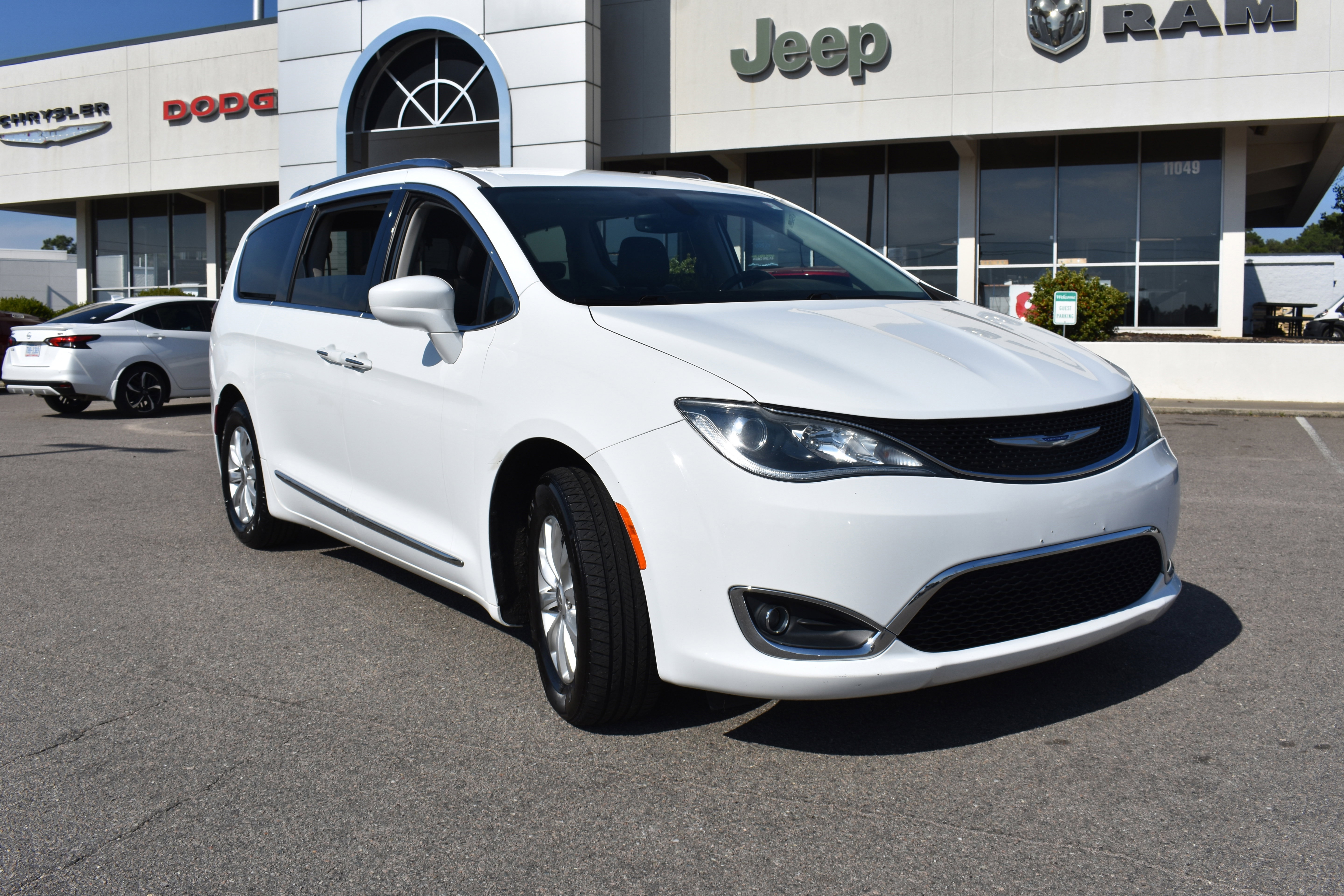 Used 2019 Chrysler Pacifica Touring-L image 3