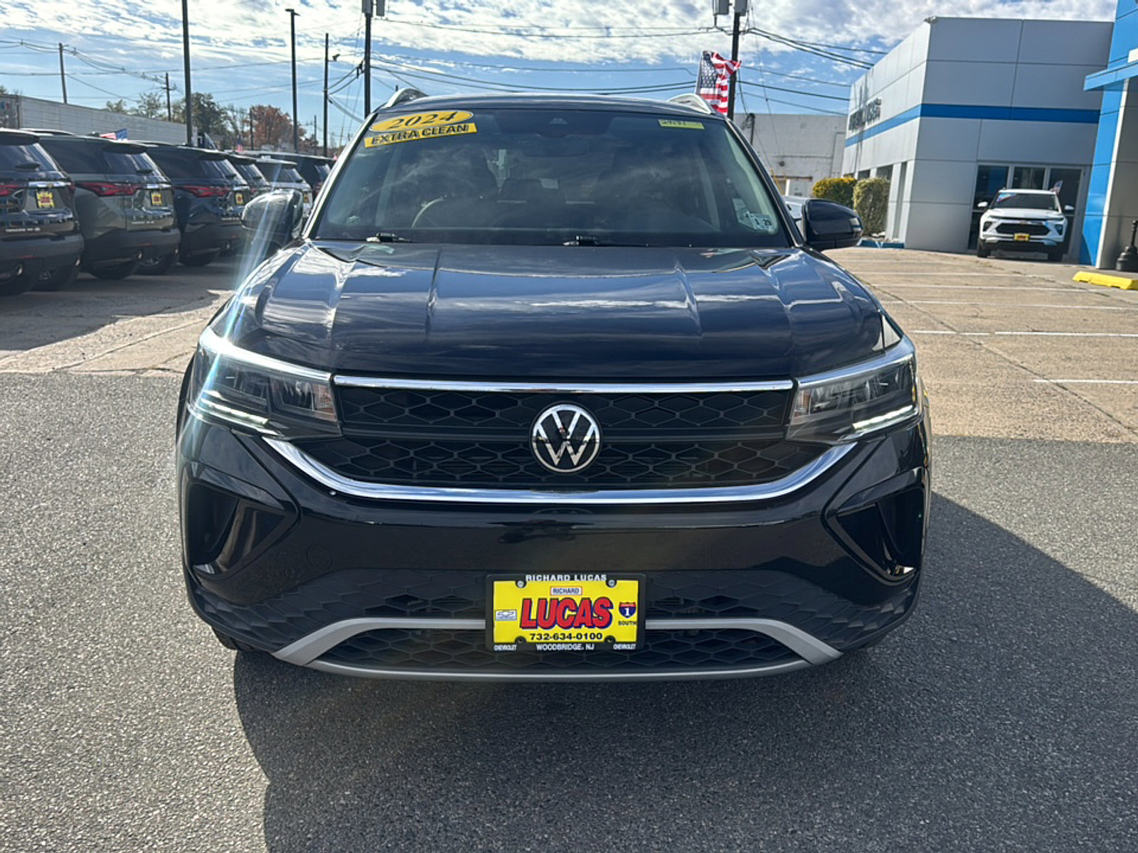 Used 2024 Volkswagen Taos SE image 2