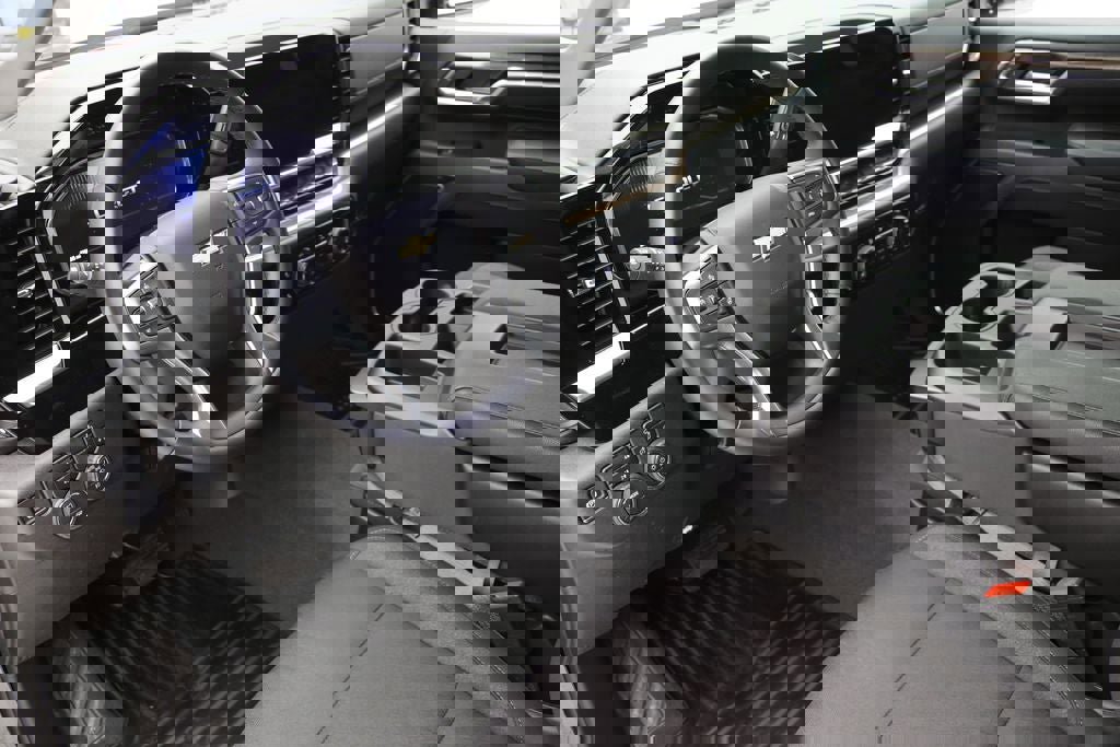 Used 2025 Chevrolet Silverado 2500 LT w/ Convenience Package image 9