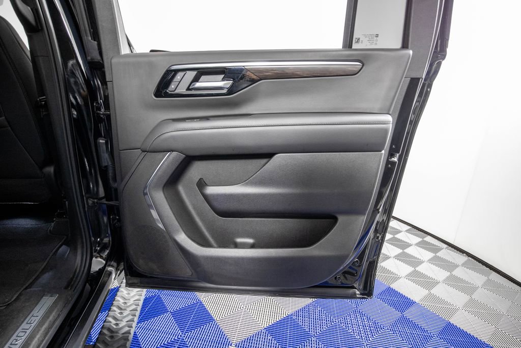 Used 2025 Chevrolet Suburban Z71 AWD/4WD image 17