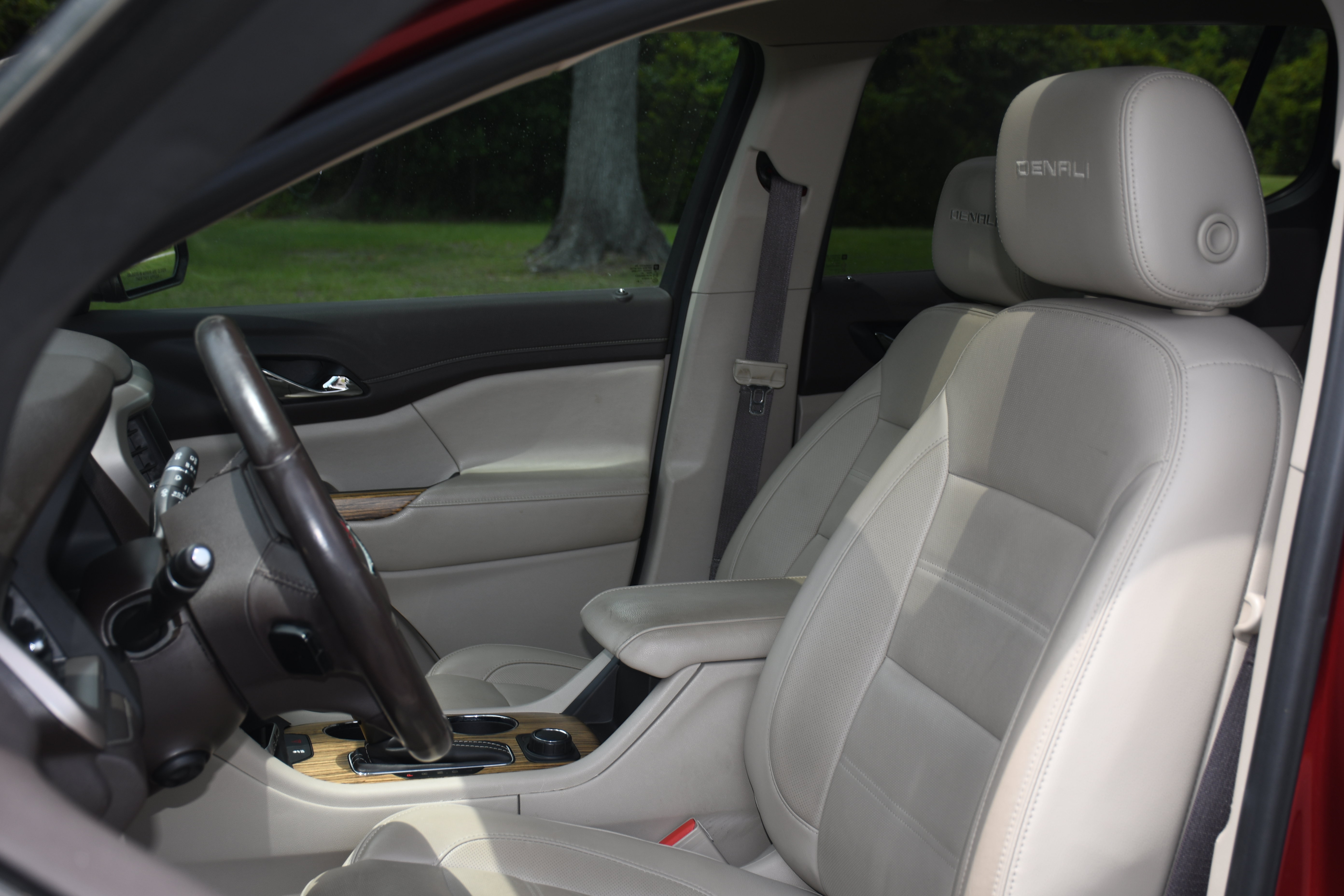 Used 2019 GMC Acadia Denali w/ Technology Package FWD image 13