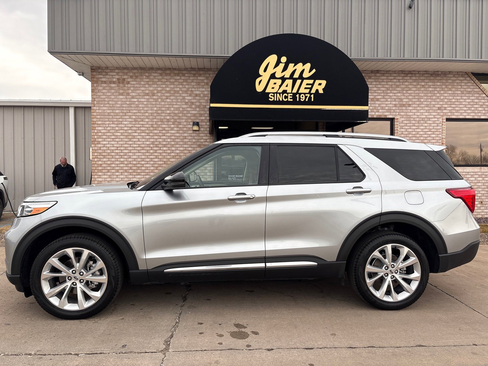 Used 2024 Ford Explorer Platinum w/ Technology Package image 2