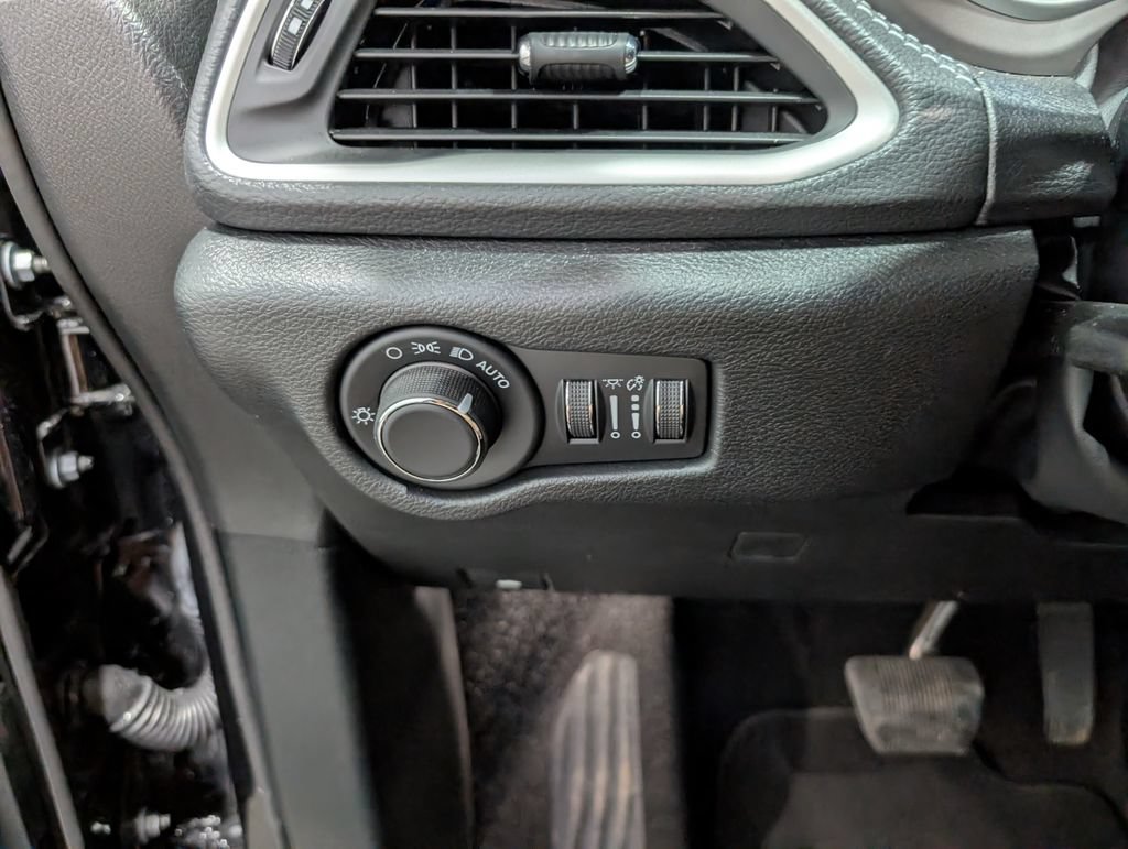 Used 2027 Chrysler Pacifica Limited FWD image 21