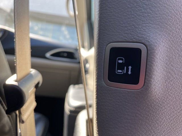 Used 2023 Chrysler Pacifica Touring-L image 13