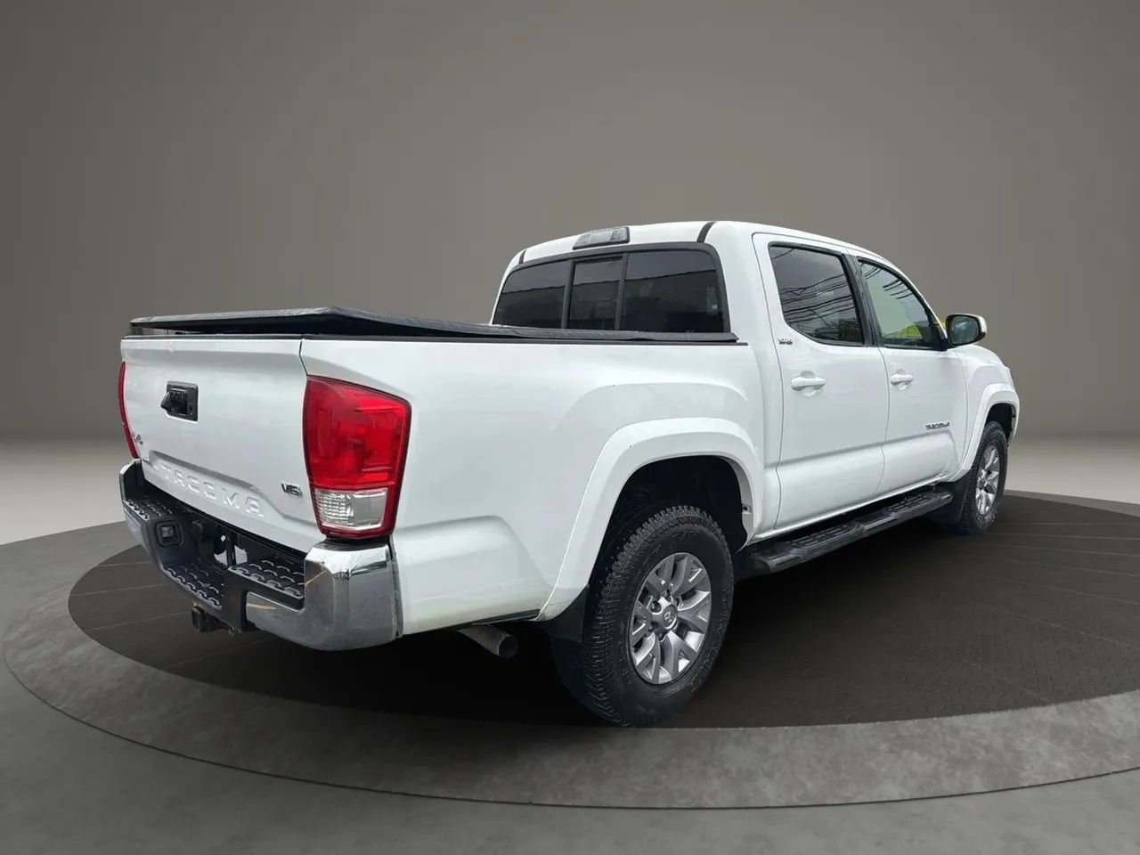 Used 2017 Toyota Tacoma SR5 image 6