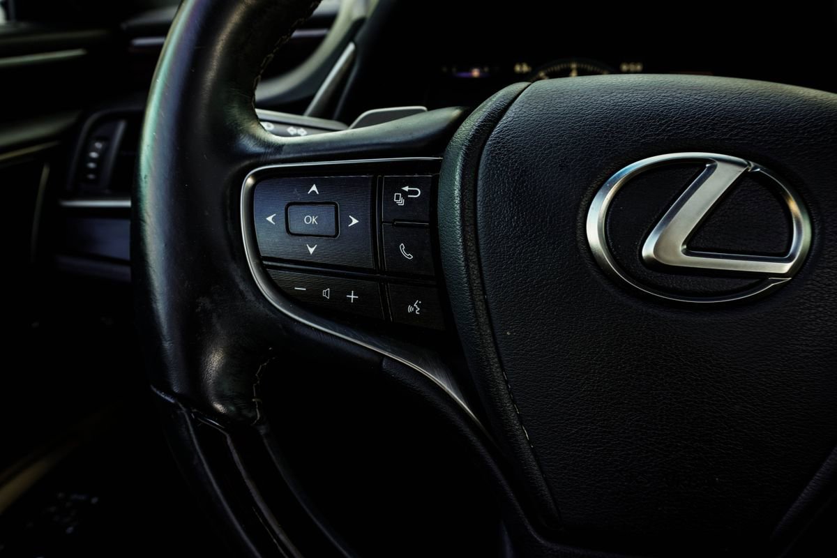 Used 2020 Lexus ES 350 Ultra Luxury w/ Accessory Package 2 image 28