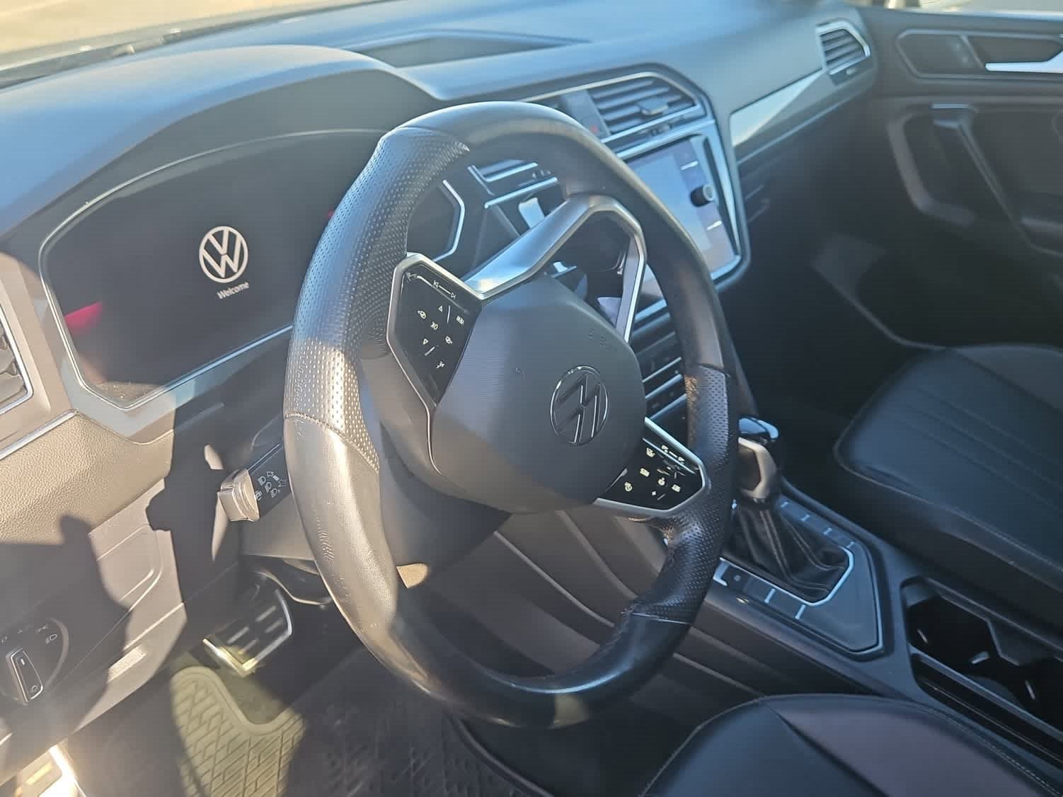 Used 2022 Volkswagen Tiguan SE R-Line image 2