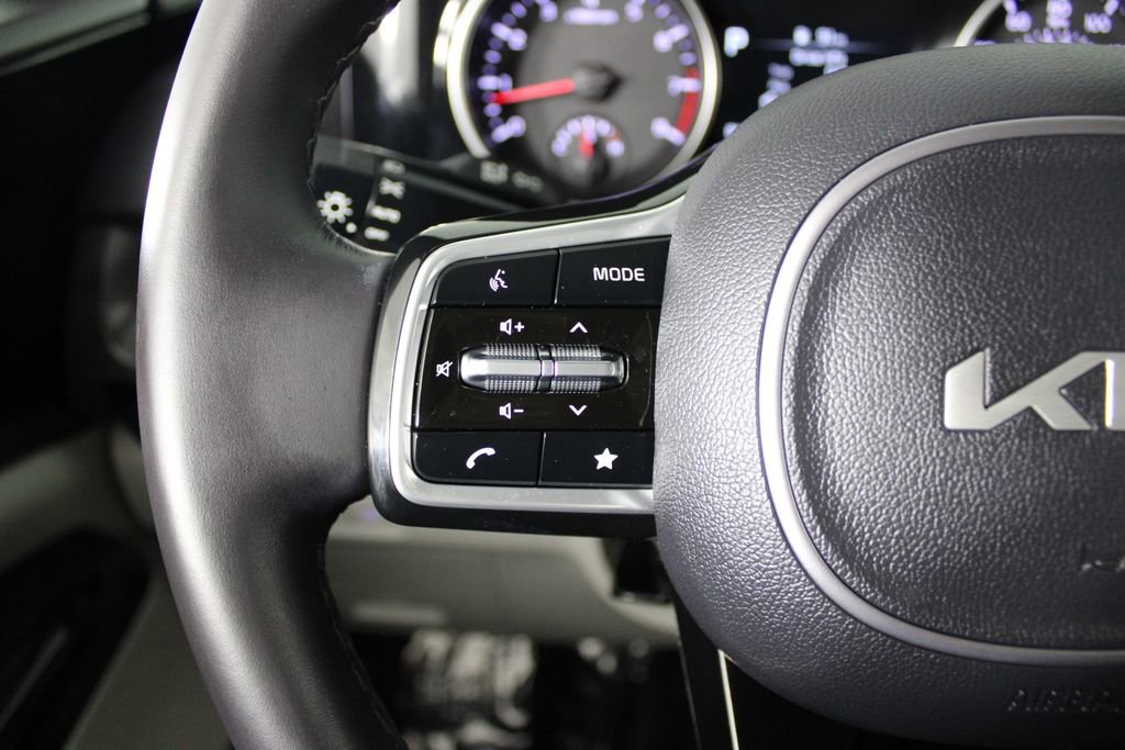 Used 2024 Kia Carnival EX image 26