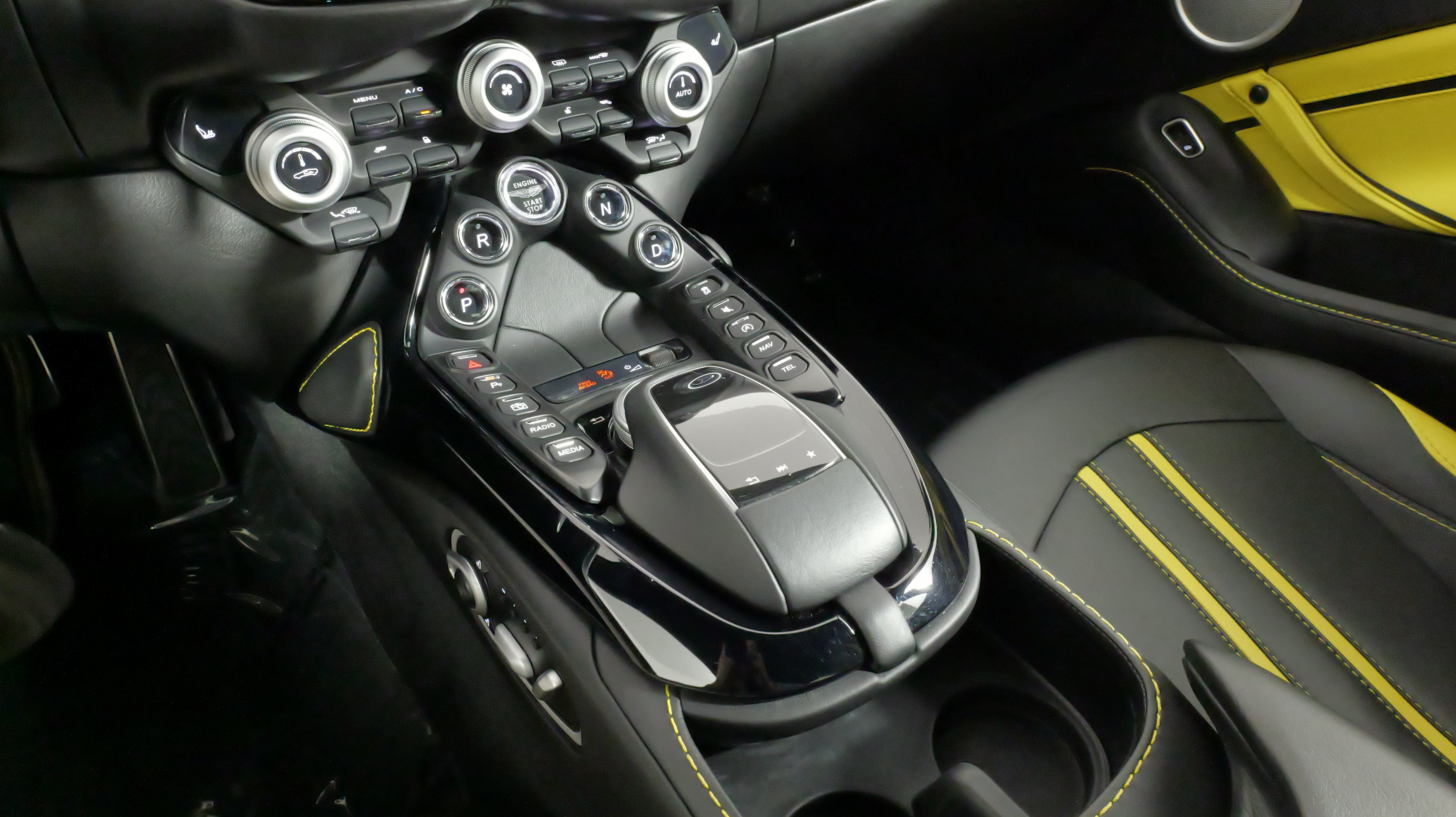 Used 2019 Aston Martin V8 Vantage Coupe RWD image 64