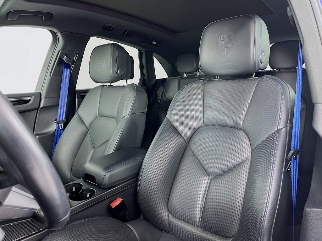 Certified 2023 Porsche Macan Turbo AWD/4WD image 4