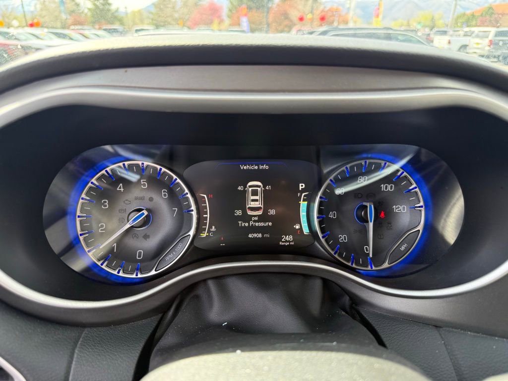 Used 2023 Chrysler Pacifica Touring-L FWD image 8