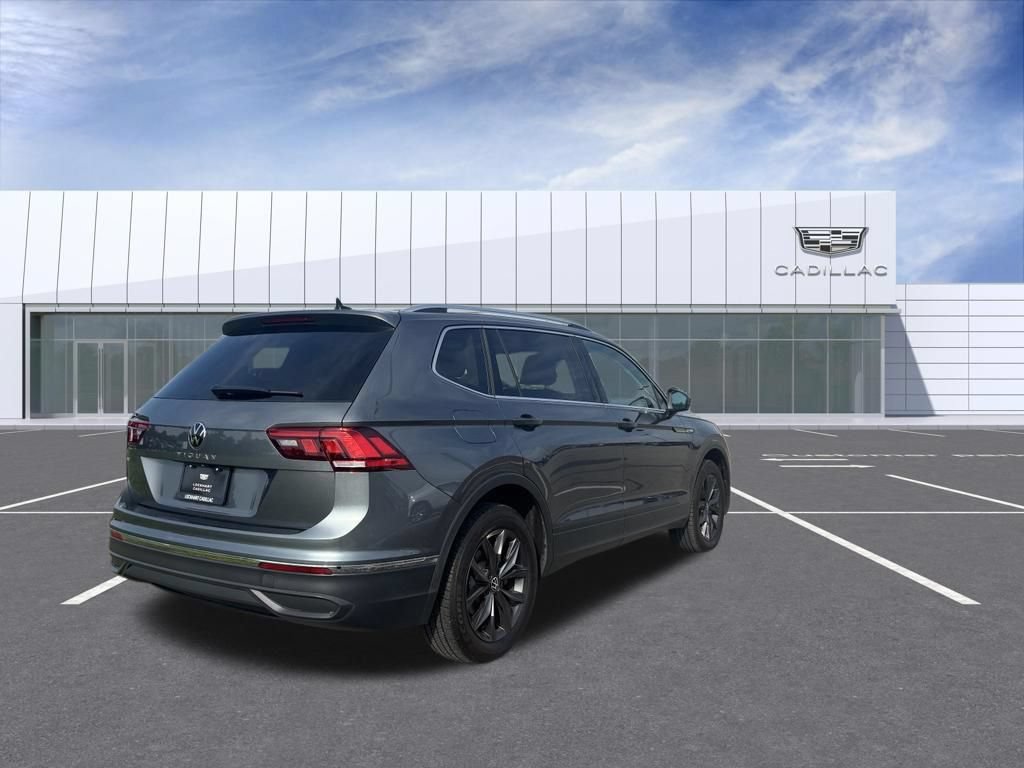 Used 2023 Volkswagen Tiguan SE w/ Panoramic Sunroof Package FWD image 3