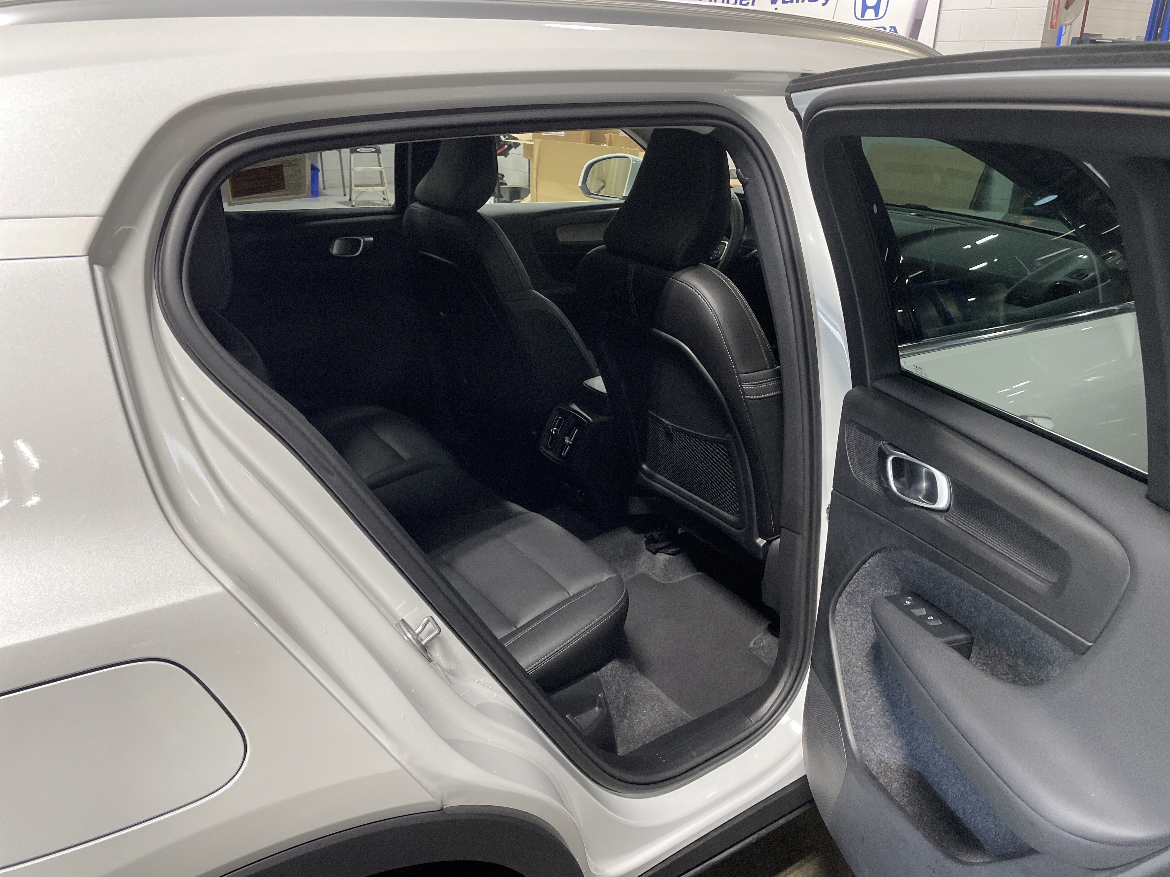 Used 2025 Volvo XC40 B5 Core image 20