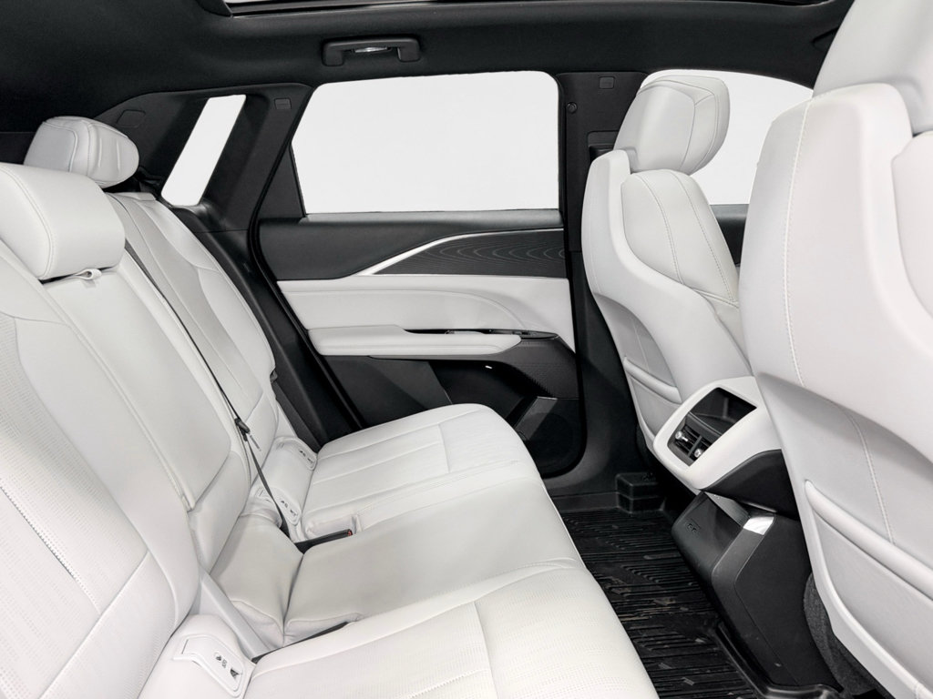 Used 2024 Cadillac Lyriq Luxury w/ LPO, Floor Liner Package AWD/4WD image 20