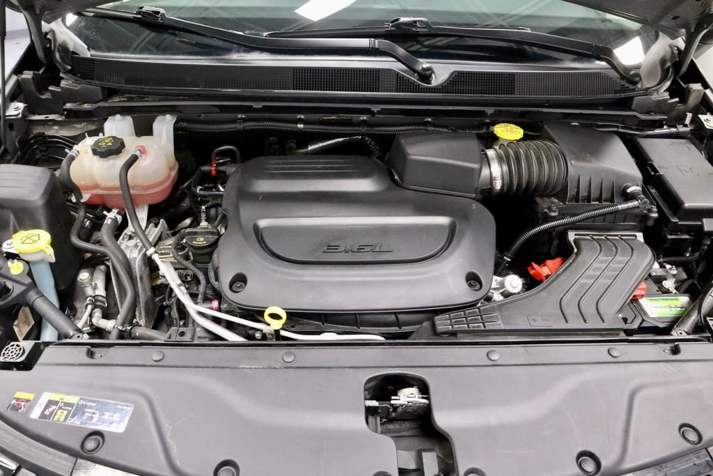 Used 2023 Chrysler Pacifica Touring-L FWD image 16