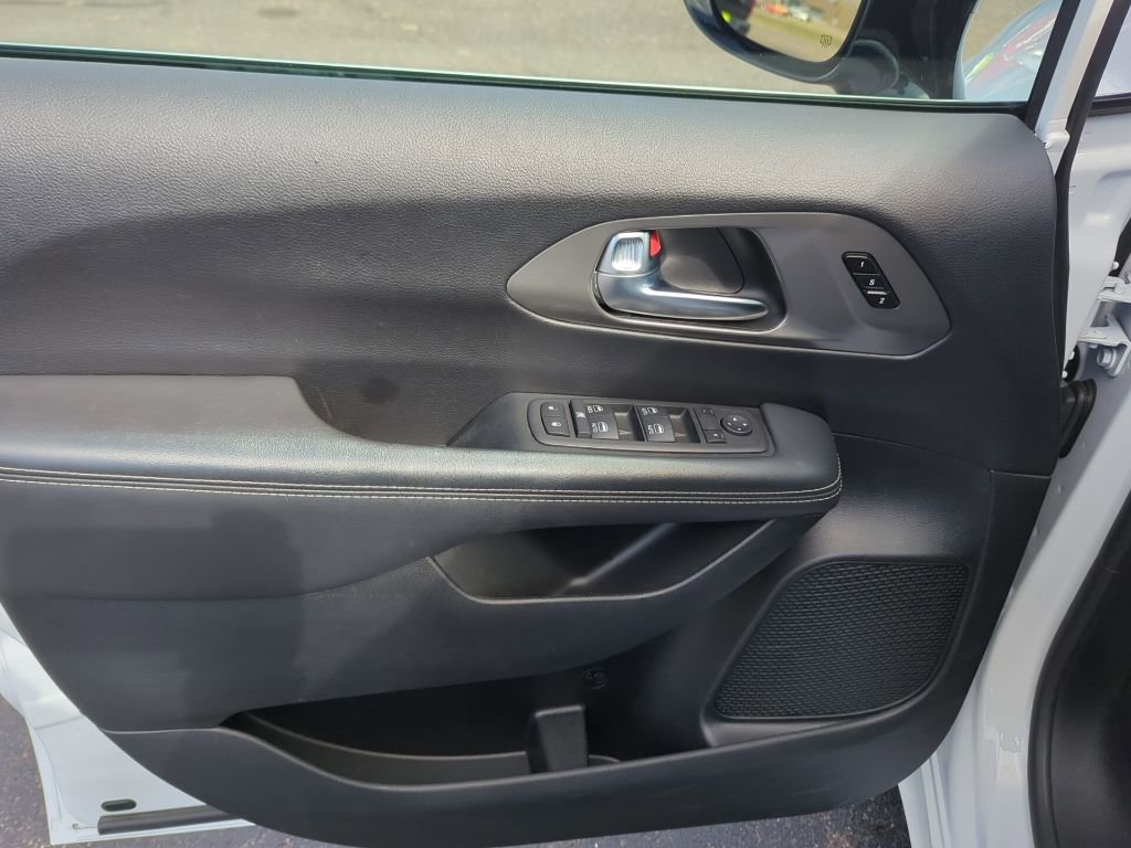 Used 2025 Chrysler Pacifica Select image 41