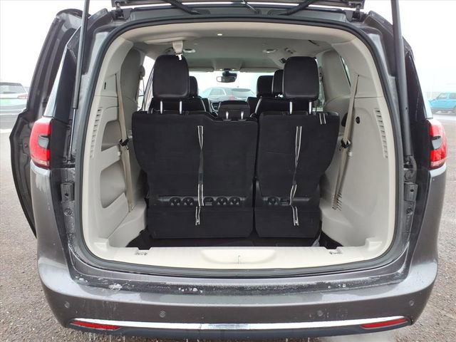 Used 2023 Chrysler Pacifica Touring-L FWD image 14