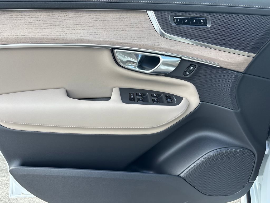 New 2026 Volvo XC90 T8 Core image 9