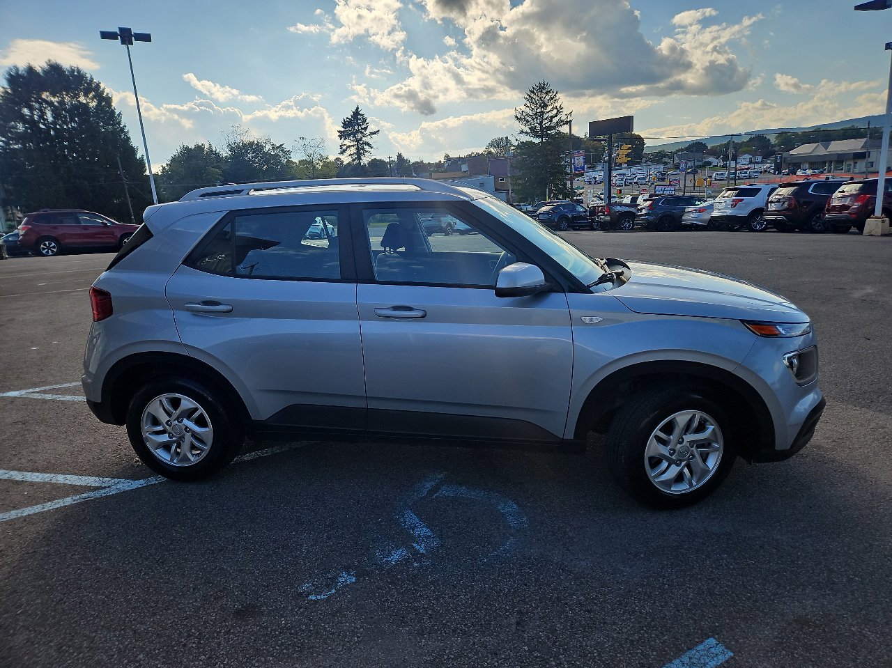 Used 2020 Hyundai Venue SEL image 2