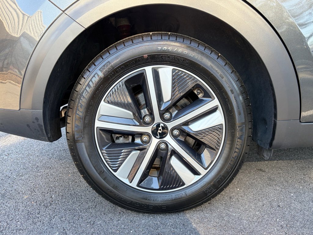 Used 2022 Kia Niro EX image 30