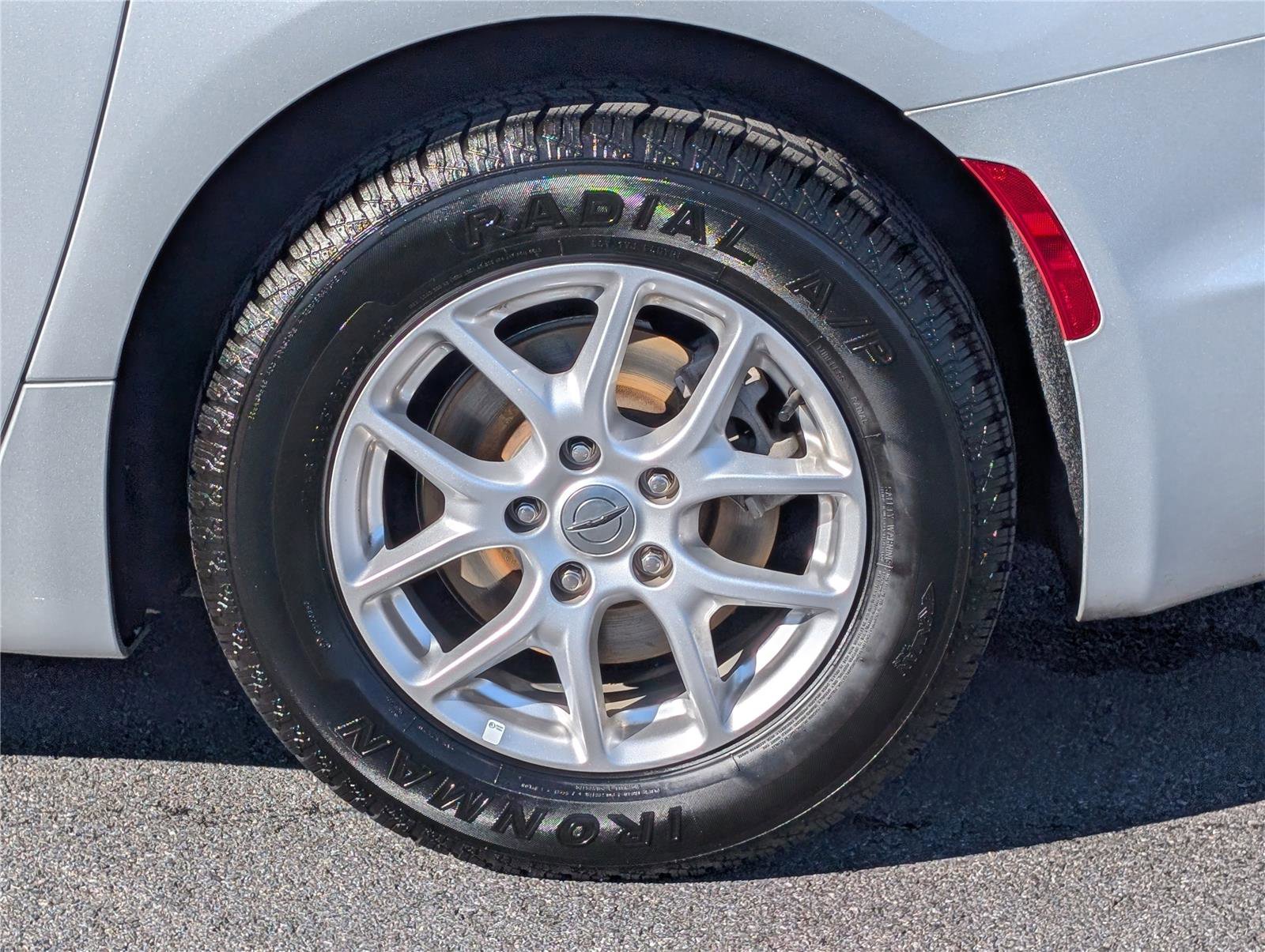 Used 2024 Chrysler Pacifica Touring-L image 8