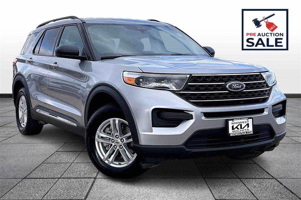 Used 2022 Ford Explorer XLT image 2